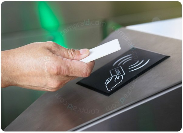 Usuario aproxima la tarjeta mifare al lector para ingresar al transporte público